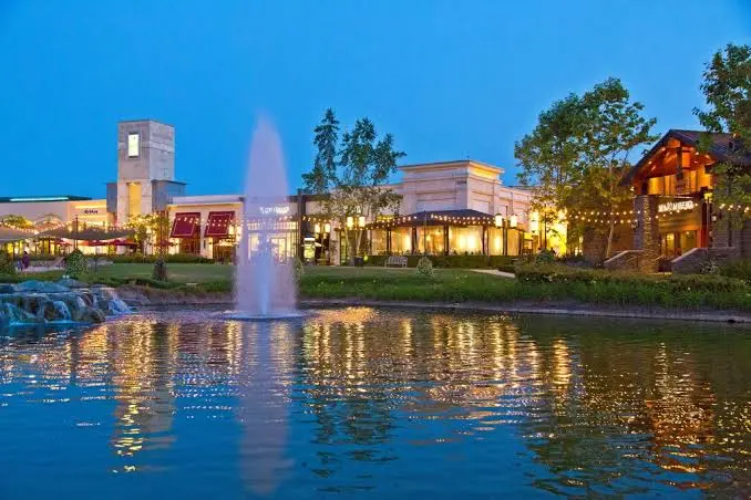 The Lakes at Thousand Oaks shopping and dining center